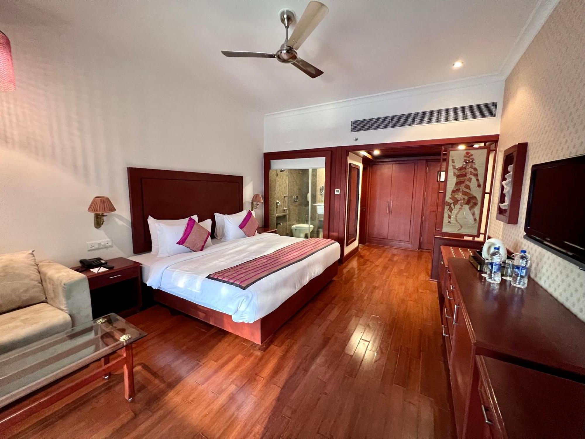 Hotel Chandela Khajuraho Exterior photo